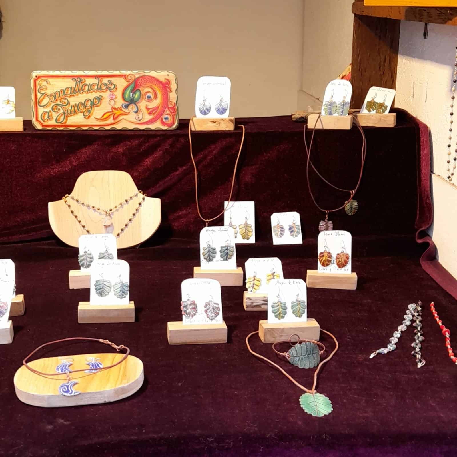 PASEO ARTESANAL ENRIQUETA GASTELUMENDI - Paseo Artesanal - Puesto 10 Leonor Arechaga Esmaltados a Fuego y Platería - Ushuaia City