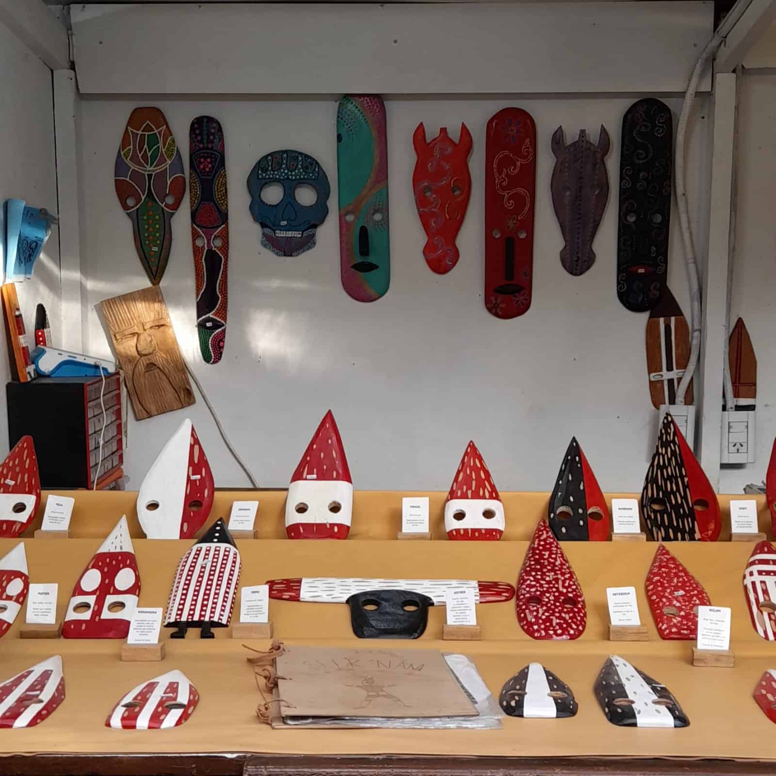 PASEO ARTESANAL ENRIQUETA GASTELUMENDI - Paseo Artesanal - Puesto 12 M & M Artesanías - Ushuaia City