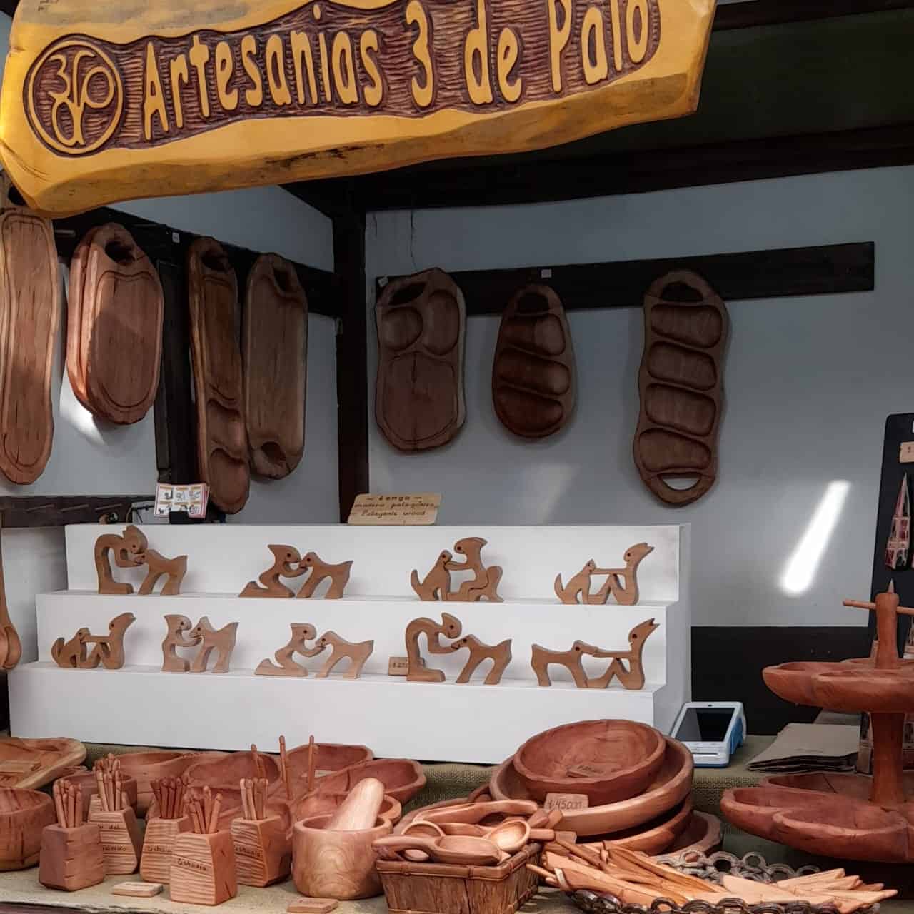 PASEO ARTESANAL ENRIQUETA GASTELUMENDI - Paseo Artesanal - Puesto 16 Artesanías 3 de Palo - Ushuaia City