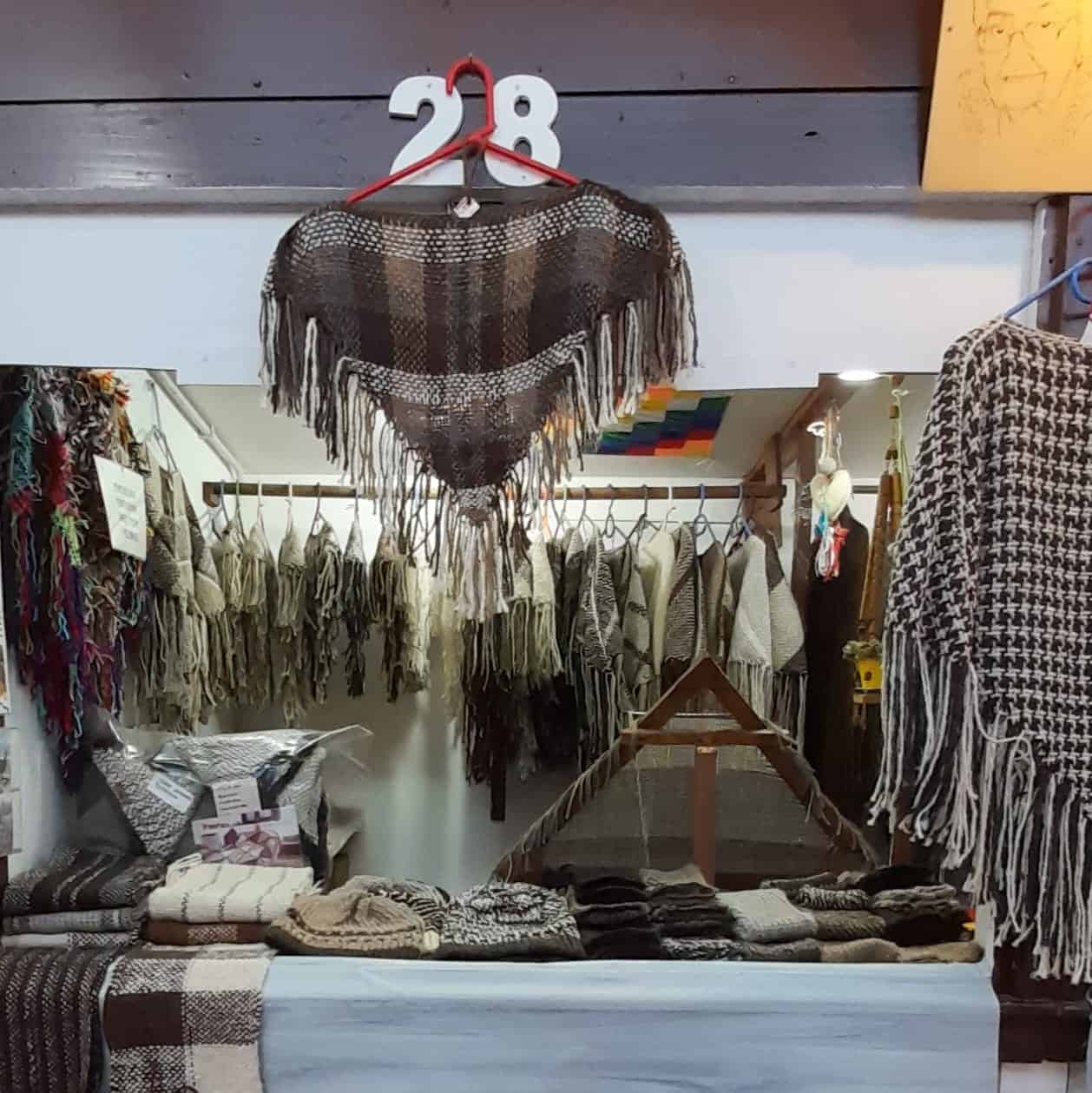 PASEO ARTESANAL ENRIQUETA GASTELUMENDI - Paseo Artesanal - Puesto 28 Tejidos la Ñata - Ushuaia City