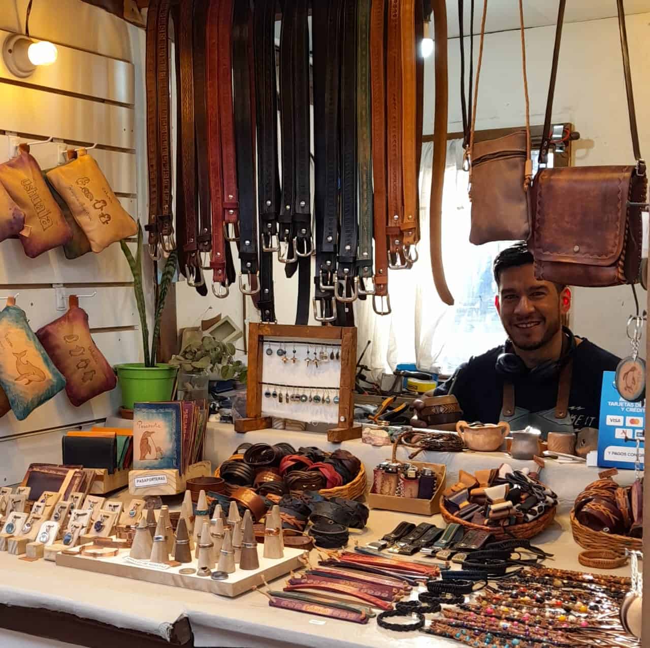 PASEO ARTESANAL ENRIQUETA GASTELUMENDI - Paseo Artesanal - Puesto 31 Autana Cueros - Ushuaia City