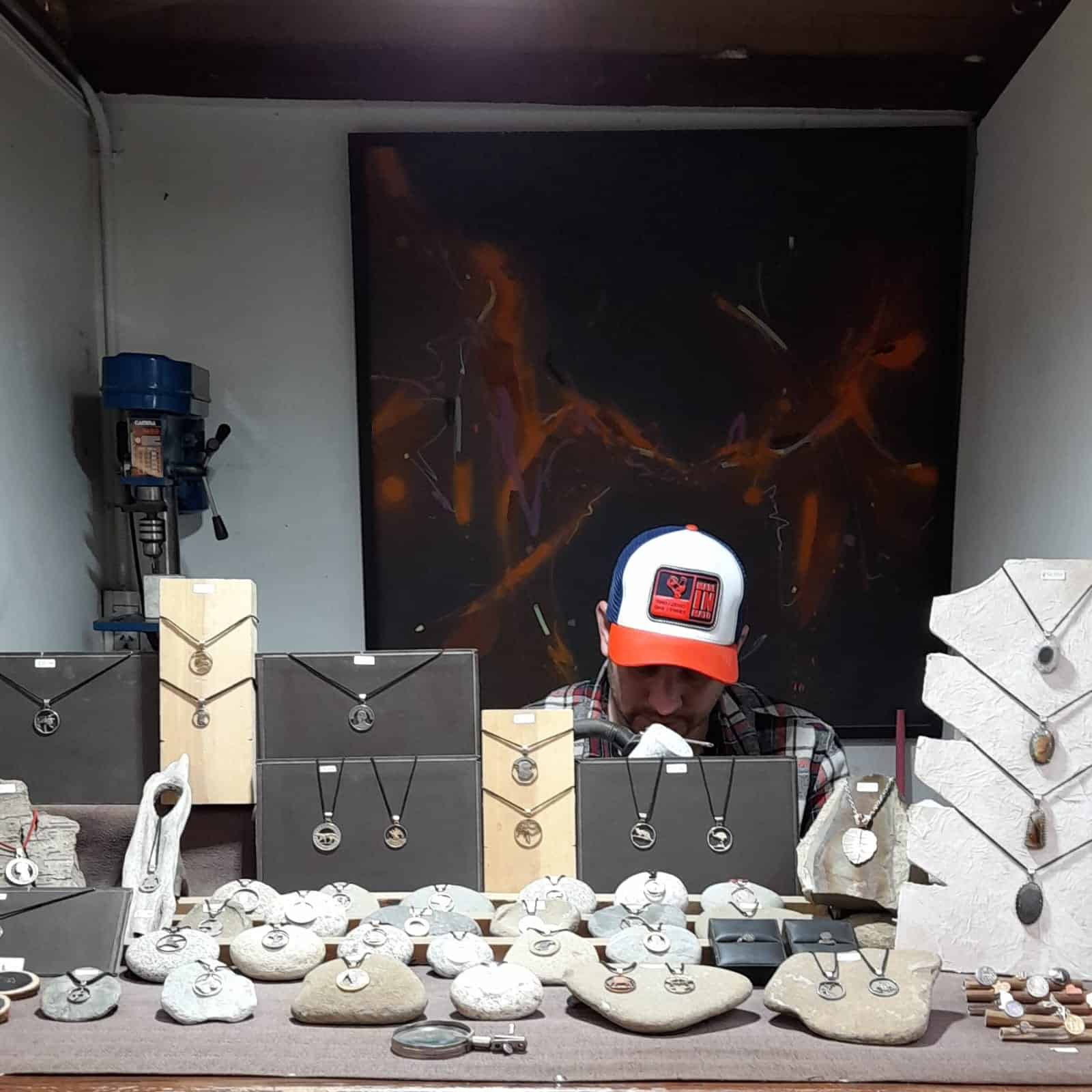 PASEO ARTESANAL ENRIQUETA GASTELUMENDI - Paseo Artesanal - Puesto 4 Arte en Monedas - Ushuaia City