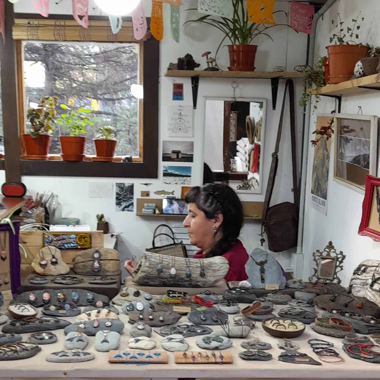 PASEO ARTESANAL ENRIQUETA GASTELUMENDI - Paseo Artesanal - Puesto 42 Nudo Joyería - Ushuaia City