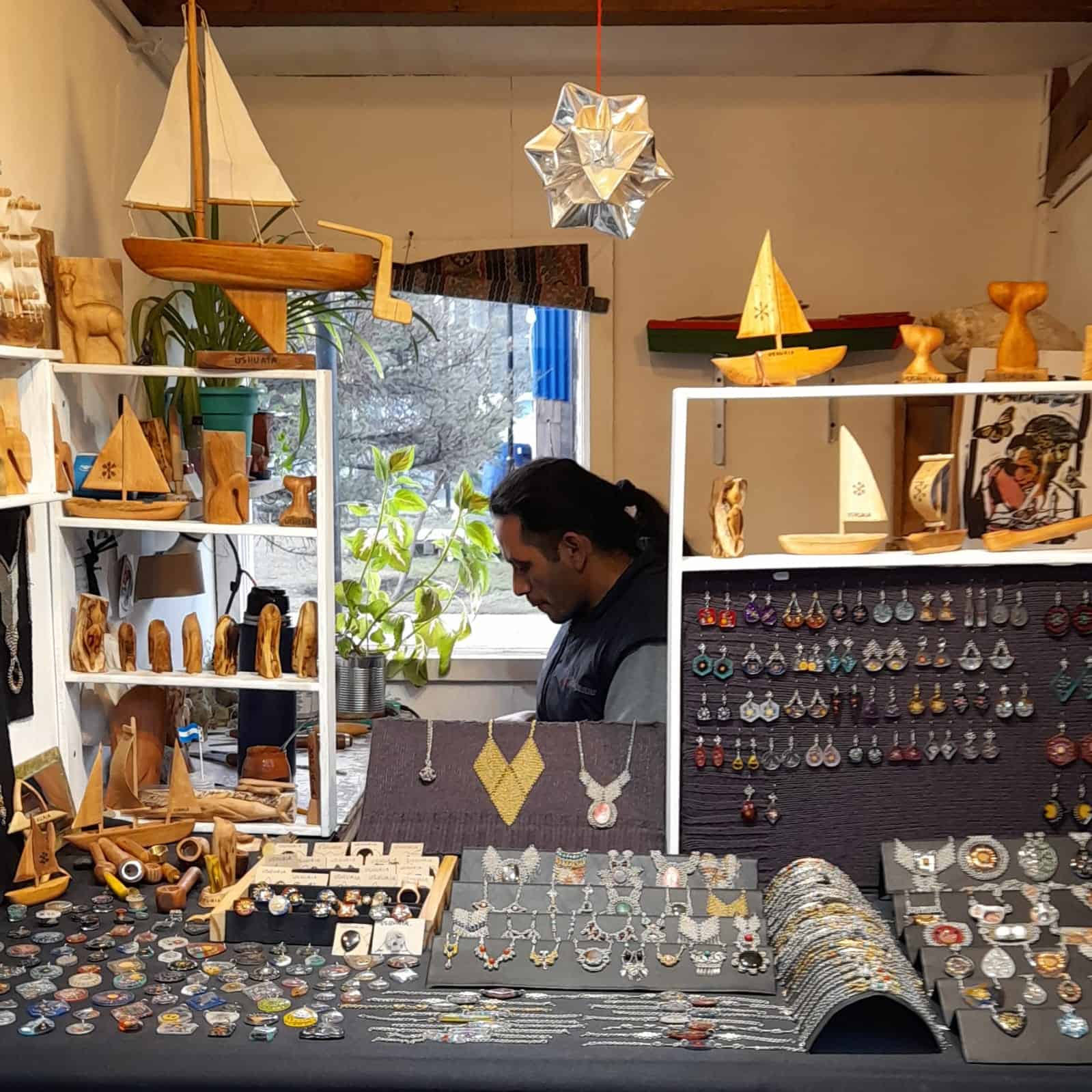 PASEO ARTESANAL ENRIQUETA GASTELUMENDI - Paseo Artesanal - Puesto 43 Madera y Metal - Ushuaia City