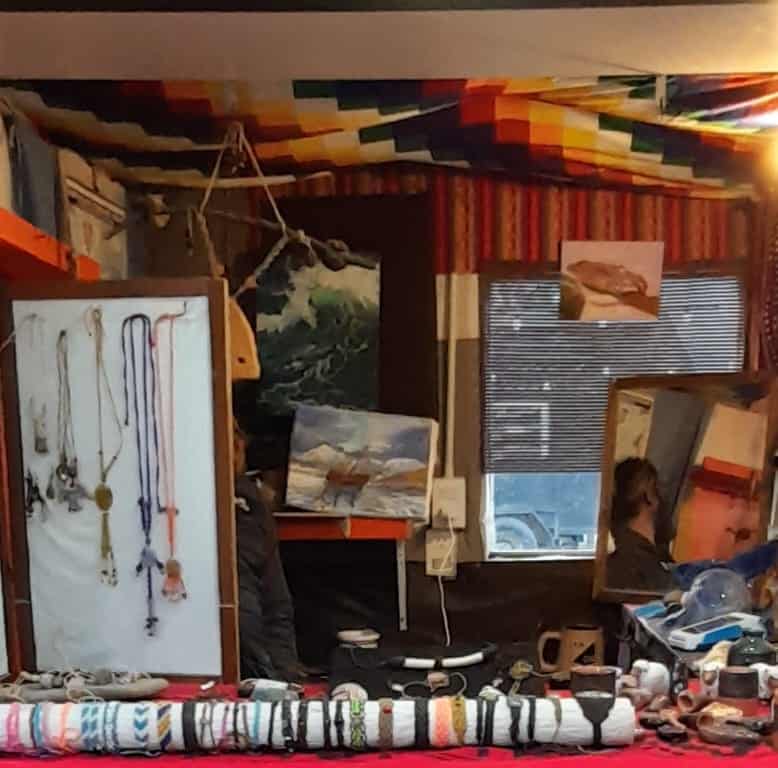 PASEO ARTESANAL ENRIQUETA GASTELUMENDI - Paseo Artesanal - Puesto 44 Manos de Barro Macramé Ushuaia - Ushuaia City