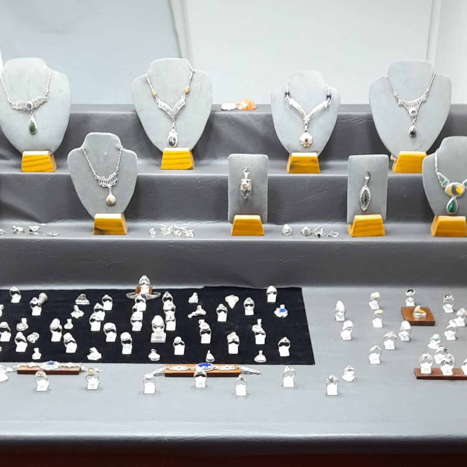 PASEO ARTESANAL ENRIQUETA GASTELUMENDI - Paseo Artesanal - Puesto 47 Joyería Mariano Marsicano - Ushuaia City