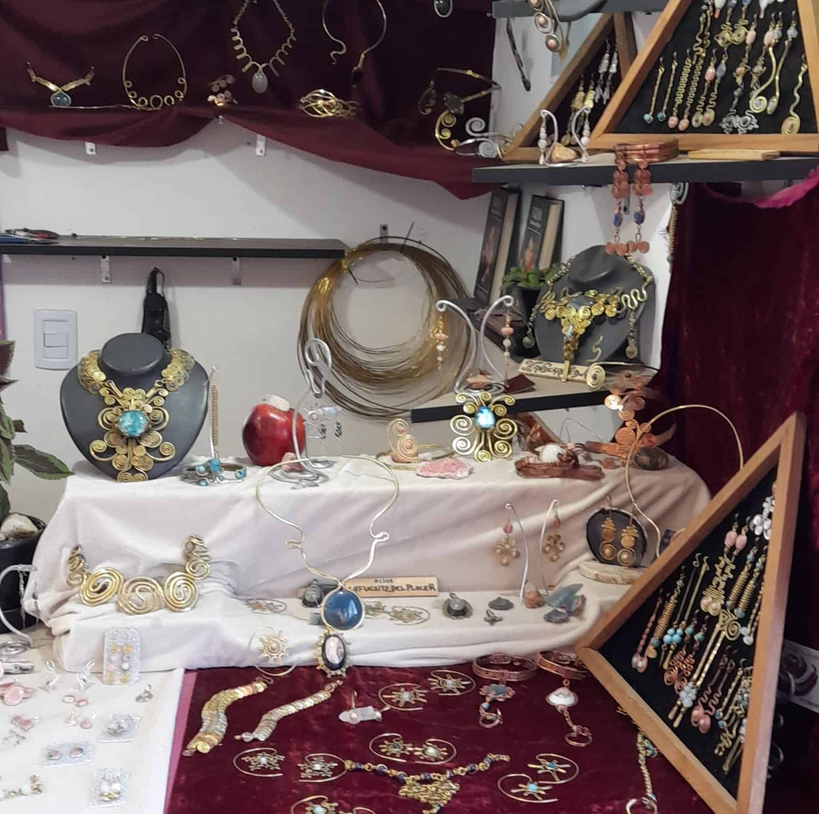 PASEO ARTESANAL ENRIQUETA GASTELUMENDI - Paseo Artesanal - Puesto 49 Renativo - Ushuaia City