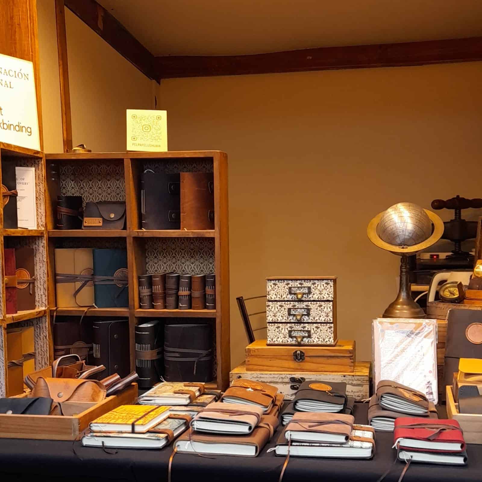 PASEO ARTESANAL ENRIQUETA GASTELUMENDI - Paseo Artesanal - Puesto 5 Pelpapel - Ushuaia City